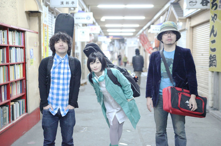 藤岡みなみ＆ザ・モローンズ アー写(MRNS-002).jpg