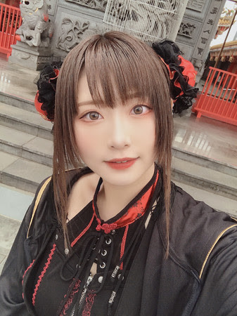 美女コスプレイヤー すみれおじさんが中華風ロリータドレスで 華麗な演武を初披露 衣装に合わせてマスクも作りました ニュース Rooftop