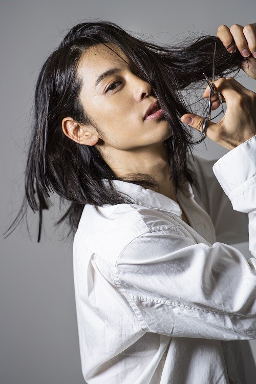 男性声優・沢城千春のファースト写真集「しゃべらなきゃイイ男