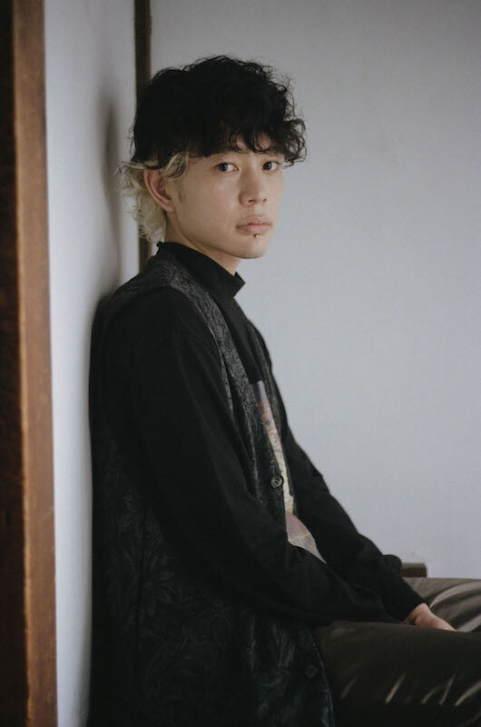 クリープハイプのベース長谷川カオナシ、メジャーデビュー10周年を記念