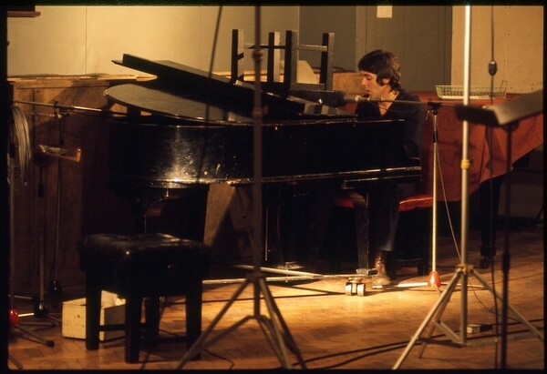 プレス用写真_© 1974 MPL Communications Ltd_ Photographer_ David LitchfieldPaul McCartney at Abbey Road Studios. London, August 1974_.jpg