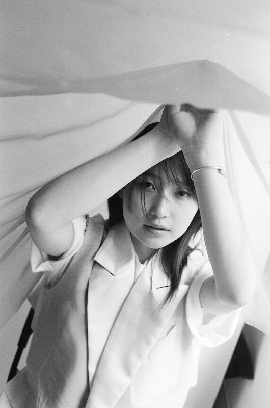 鞘師里保、初のフルアルバムリリース決定。キービジュアルの撮影は仲野