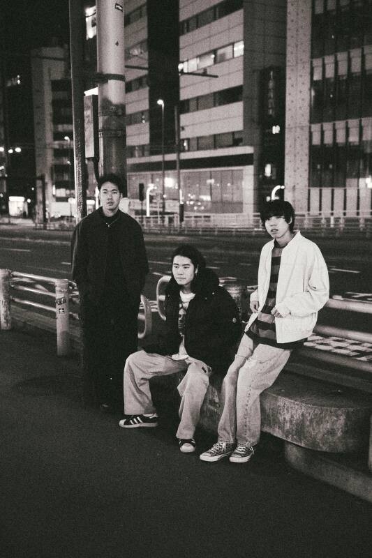 life crown アー写.jpg のコピー.jpg