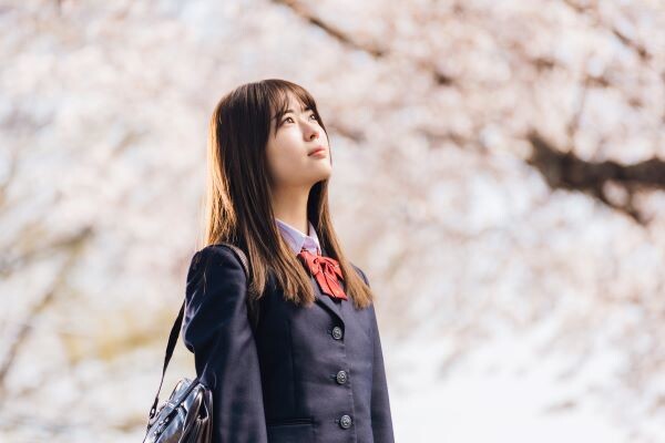 映画『世の中にたえて桜のなかりせば』舞台挨拶。「人生に向き合うきっかけになったら嬉しいし」岩本蓮加、初主演作への思いを語る