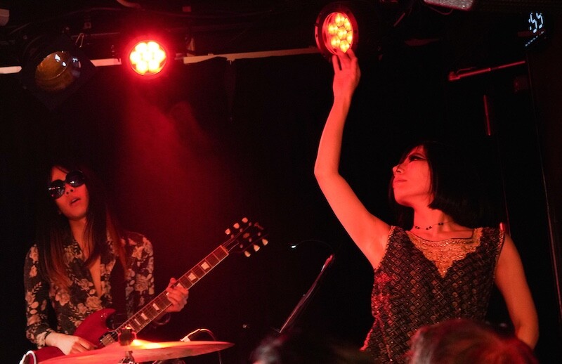 エミとゲル、下北沢Flowers Loftで行なわれた東京初の単独公演大盛況！ タブレット純、ナポレオン山岸とともに名曲群23曲を披露！