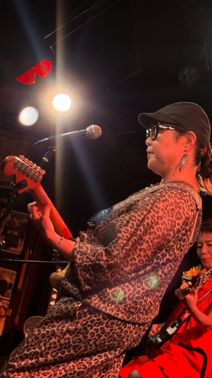 日本屈指のボーカリスト、うつみようこの還暦を祝うライブに伊丹英子、永野かおり、髙木太郎が出演。今この瞬間のメスカリン・ドライヴを堪能できた至上の一夜