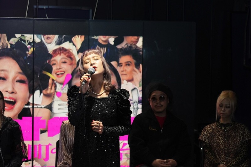 『三文オペラ・歌舞伎町の絞首台』出演キャストがプレス会見を開催。秋吉久美子、聖児セミョーノフ、もも（チャラン・ポ・ランタン）らが劇中歌を披露