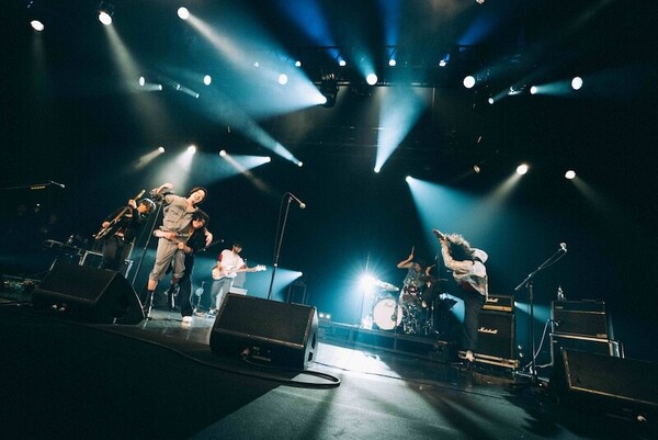 峯田さんが若葉さんにバックドロップ2026_0316_銀杏BOYZ_photo by @orz_____rio_03.jpeg